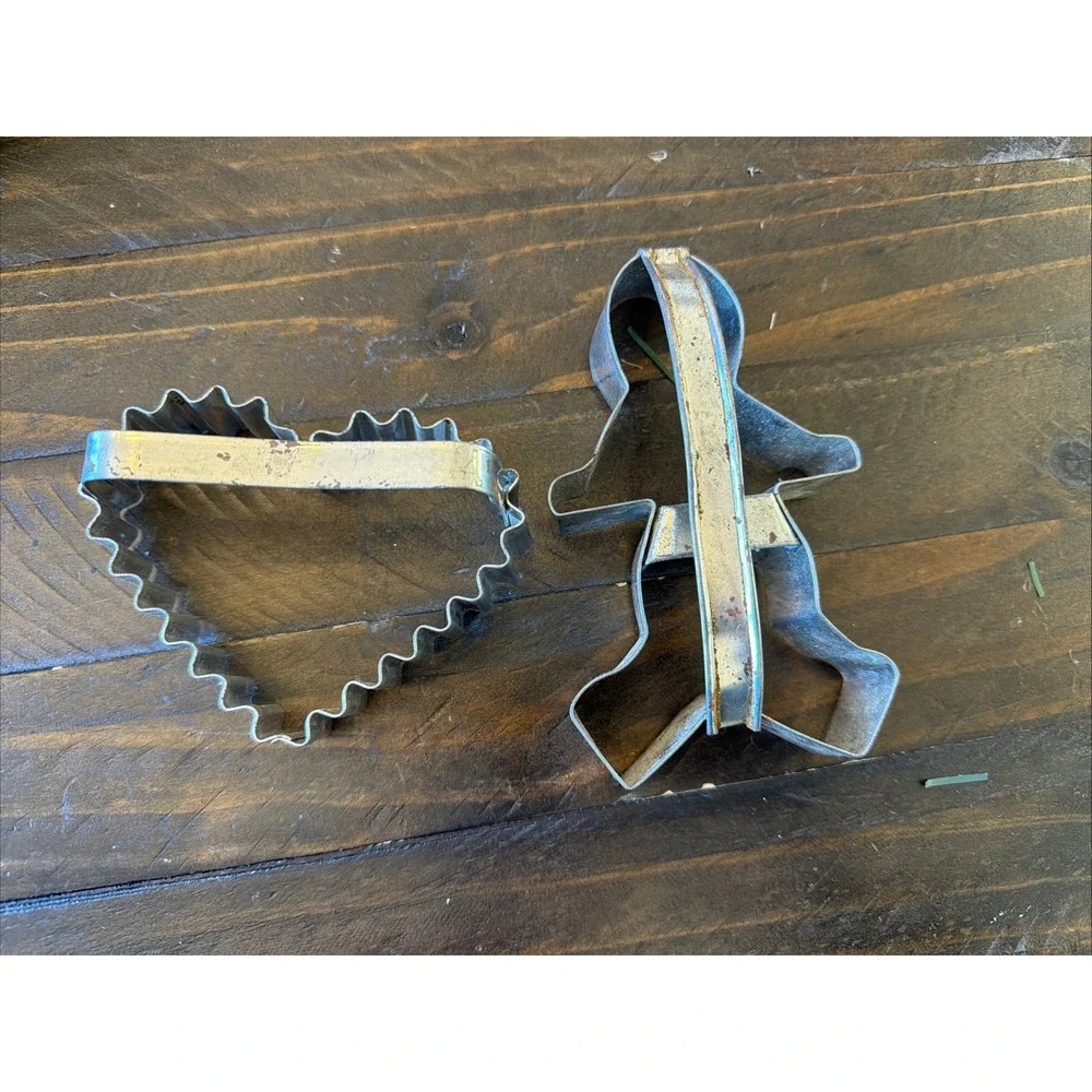 Antique Primitive Large Heart Scalloped & Gingerbread Tin Cookie Cutter Set 2pc